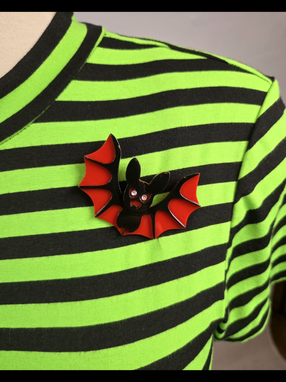 🦇❣️Bakelite Style 1940s Inspired Bat Brooch With Jewel Eyes Retro Red Black